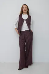 Pantalón de corte ancho y tiro alto, confeccionado en tejido con textura tipo espiga en color azul. Presenta pinzas en la cintura y costuras reforzadas.