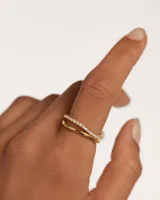 Anillo dorado con doble banda, una lisa y otra con circonitas.