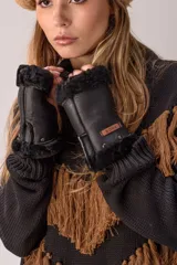 Guantes sin dedos marrones de cuero texturizado, con detalles de piel sintética en los bordes superior e inferior, y cierre con botones a presión metálicos.