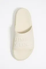 Chancla de plataforma con diseño de líneas orgánicas y suela con acabado dentado. Presenta una banda superior ancha con el logo grabado en relieve.