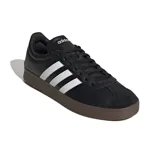 Championes Adidas VL Court Base de hombre, color negro con detalles en blanco y suela marrón. Presentan las tres tiras laterales características de la marca.