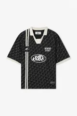 Remera polo Scuffers de corte boxy fit en color negro, con diseño monograma texturizado, cuello en V y detalles en blanco en cuello, puños y franjas verticales frontales. Cuenta con estampados gráficos de la marca en el pecho.