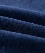 Campera de jean con cierre frontal, cuello camisero y mangas largas. Presenta un diseño de dos tonos con un panel superior en denim oscuro y el resto de la prenda en denim azul medio, con bolsillos laterales y costuras pespunteadas.