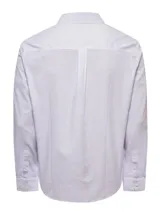 Camisa de manga larga RKF modelo Easy Life, de color blanco con patrón de cuadros sutiles en tonos azulados. Cuenta con cuello italiano, cierre frontal de botones, bolsillo en el pecho con el logo bordado de la marca y calce regular.