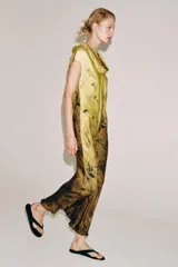 Vestido largo de viscosa ZW Collection con estampado degradado en tonos amarillo y marrón, con diseño de flores oscuras, cuello drapeado y manga corta.