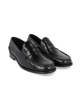 Mocasines negros de cuero con diseño clásico tipo penny loafer y suela formal.