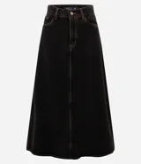 Pollera midi de jean color negro con acabado sobretinto, de cintura mediana, con bolsillos funcionales y costura central vertical en el panel delantero.