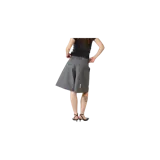 Bermudas formales Eme Studios modelo Golin Stormmist, de color gris oscuro, con bolsillos delanteros con solapa y botones, costuras frontales marcadas y estampa tipográfica en la pierna izquierda.