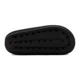 Chanclas Diadora modelo Gomon de color negro con suela chunky y el logo de la marca en blanco sobre la tira superior.