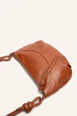 Cartera bandolera de cuero marrón con forma relajada, diseño de costuras curvas y detalles de nudos hechos a mano en las asas.