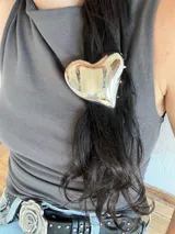 Pinza de pelo dorada con forma de corazón. Fabricada en aleación.