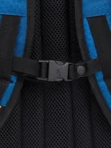 Mochila Caterpillar modelo Barry Backpack color azul, con diseño estampado geométrico sutil. Cuenta con compartimento principal amplio, bolsillo frontal con organizador, bolsillos laterales de malla, correas laterales de compresión y logo de la marca en el frente.