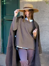 Sweater de punto fino en color marrón, con cuello redondo y diseño de textura acanalada horizontal.