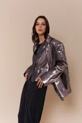 Blazer negro de lentejuelas con solapas y corte holgado.