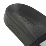 Sandalias Adidas Adilette Shower Velcro para hombre y mujer, de color negro con la tira superior ancha ajustable que presenta las tres rayas características de la marca en color blanco y el logotipo de Adidas en el lateral.