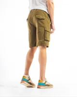Bermuda cargo color negro de corte clásico, confeccionada en gabardina de algodón con lycra. Cuenta con bolsillos laterales con solapa y presillas para cinturón.