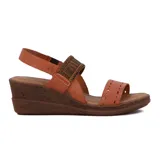 Sandalia de taco chino color marrón, con tiras de cuero con perforaciones y detalles textiles en el empeine, y tira ajustable en el talón.