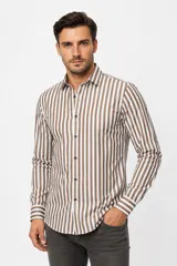 Camisa de viscosa de manga larga para hombre, con diseño de rayas verticales en tonos marrón y blanco, cuello camisero clásico y cierre frontal de botones oscuros.