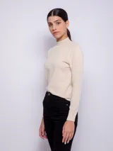 Polera negra de tejido de punto, manga larga y cuello alto.