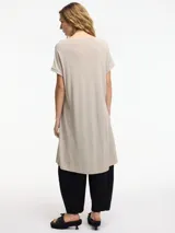 Vestido largo negro de tejido de punto con mangas cortas y tajo frontal.