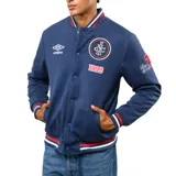 Campera tipo bomber azul marino con cierre frontal de botones a presión. Presenta el logo de Umbro bordado en el pecho derecho, el escudo del Club Nacional de Football en el pecho izquierdo, el año 1899 bordado debajo del escudo y detalles con los colores del club en cuello, puños y ruedo. Incluye parches laterales conmemorativos.