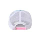 Gorra de béisbol celeste con paneles de malla blanca en la parte trasera y logo rosado en el frente.