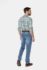 Pantalón de jean clásico de corte recto, color azul denim, con bolsillos traseros y costuras en contraste.