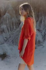 Camisa color naranja de lino 100%, de corte holgado y mangas 3/4.