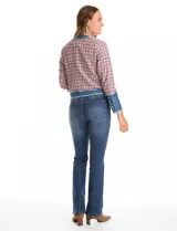 Chaqueta de corte recto y silueta boxy, confeccionada en tejido tweed multicolor con aplicaciones de denim en cuello, solapa frontal, bolsillos y puños. Presenta terminaciones con efecto deshilachado, cuello a la base, bolsillos frontales con solapa y puños con botones metálicos.