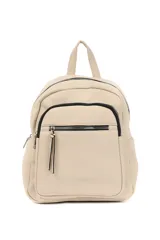 Mochila color beige con múltiples bolsillos con cierre y llavero decorativo en el frente.