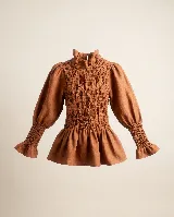 Blusa de algodón color tostado, con cuerpo elastizado tipo nido de abeja, mangas abullonadas con puños fruncidos, cuello alto con volado y dobladillo acampanado.