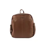 Mochila de cuero color marrón con cierre superior y bolsillos laterales fruncidos.