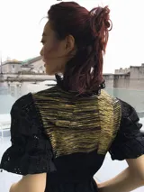 Remera blanca de algodón con estampado color cobre y mangas de broderie negro con elástico.