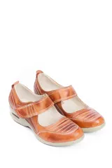 Zapato tipo guillermina de cuero en tono beige con efecto desgastado, cierre de velcro en el empeine y suela con cámara de aire integrada.