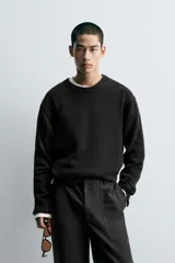 Jersey de corte relajado confeccionado en hilatura de algodón con efecto lavado. Presenta cuello redondo, manga larga y acabados en rib en cuello, puños y bajo.