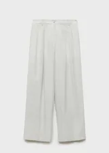 Pantalón de tiro medio con diseño recto y estilo sastrero. Confeccionado en tejido mezcla de algodón y lino con estampado de rayas verticales finas. Cuenta con cierre delantero de cremallera y botón, trabillas para cinturón y bolsillos laterales.