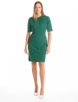 Vestido midi de crepe color verde, con cuello a la base y detalle de escote entrelazado. Presenta mangas cortas, cierre invisible en la espalda y tajo en el ruedo.