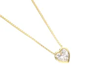 Collar dorado con cadena de eslabones pequeños y dije de corazón con circonia engarzada.