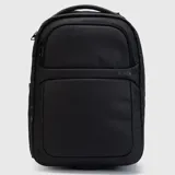 Mochila urbana de diseño minimalista en color negro, con compartimentos con cierre y estructura reforzada. Cuenta con manija superior y sistema de ruedas integrado para facilitar el transporte.