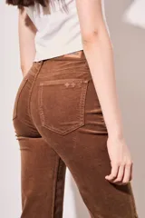 Pantalón de pana color beige, tiro medio, corte recto y largo al tobillo.