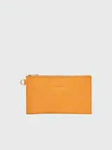 Pochette rectangular de cuero granulado color naranja, con cierre superior metálico y argolla lateral para enganche. Presenta el logo de la marca grabado en el centro.