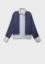 Camisa de tejido fluido con acabado satinado, diseño de rayas verticales en tonos azul marino, blanco y celeste. Presenta cuello camisero, cierre frontal con botones y mangas largas con puños abotonados.