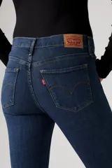 Pantalón de jean azul oscuro, corte skinny, tiro medio, con tecnología Tummy-Slimming y Levi's® Sculpt Hyper Soft.