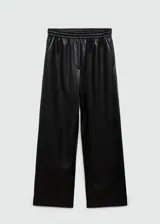 Pantalon de efecto piel con cintura elástica y lazo ajustable. Presenta un diseño de corte recto tipo jogger con bolsillos laterales.