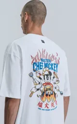 Remera de manga corta y cuello redondo, con calce oversize. Presenta un estampado pequeño en el centro del pecho con un diseño de Mickey Mouse. Confeccionada en algodón premium.