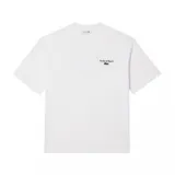 Remera Lacoste de manga corta en color blanco, de corte clásico y cuello redondo. Presenta un pequeño bordado frontal en el pecho con texto y el clásico logo del cocodrilo de la marca.