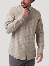 Camisa de manga larga confeccionada en franela de algodón orgánico, con diseño de cuadros pequeños en tonos beige, azul y rojo. Presenta cuello con botones, cierre frontal abotonado, bolsillo en el pecho con logo bordado y puños con botones.