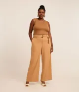Musculosa plus size de Ashua, confeccionada en tejido rib acanalado de viscosa, con cuello redondo y diseño ajustado sin mangas.