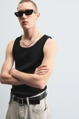 Musculosa negra ajustada de algodón con elasticidad, cuello redondo y sisa ancha.