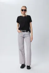 Remera negra de algodón, de manga corta y cuello redondo.